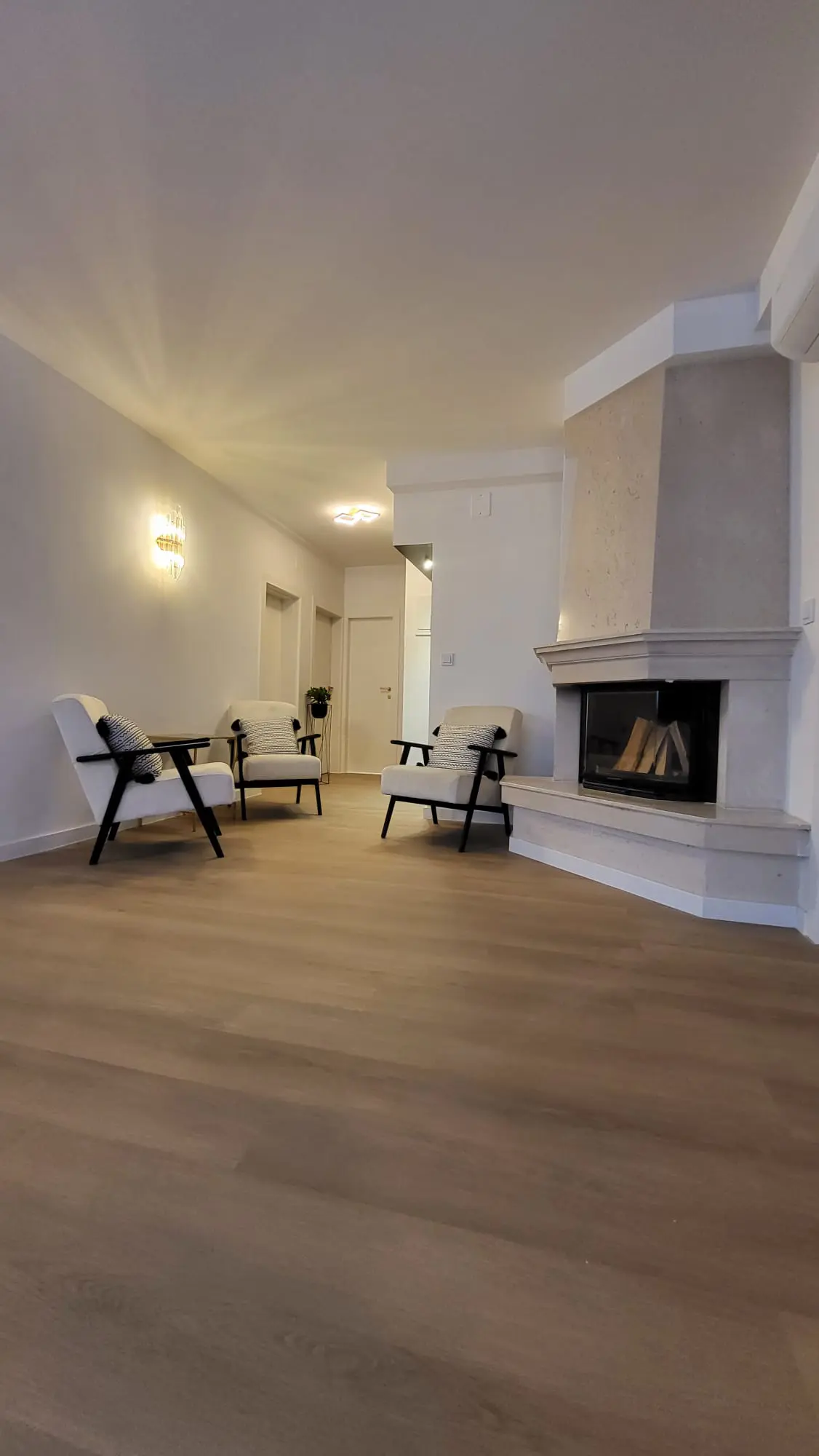 Elegantna prostorija s drvenim podom